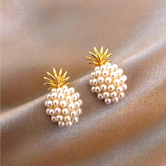 CUTE FAUX PEARL DECOR PINEAPPLE STUD EARRINGS - Picture 3 of 4